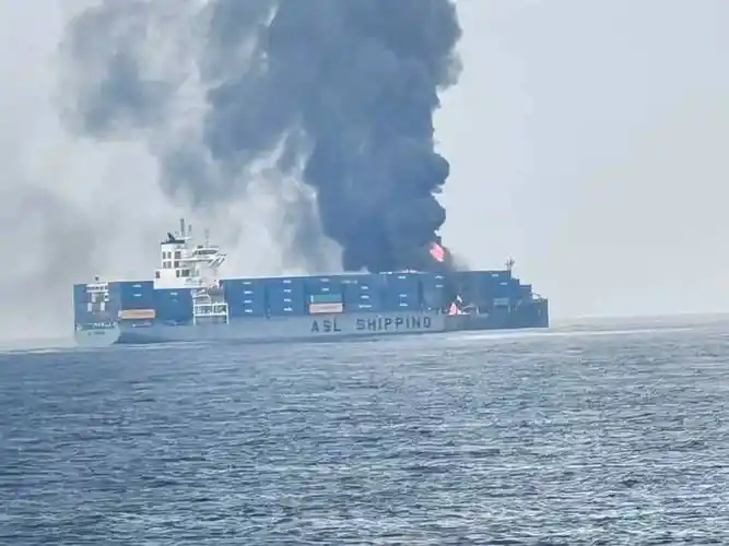 Pemecahan! Kapal Kontainer Diserang & Terbakar! Sebelumnya Telah Menelepon di...