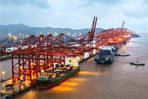 Kapal Kontainer Pertama Berlabuh dengan Aman Setelah Topan; Otoritas Maritim Memberikan Dukungan ...